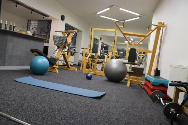 Cvičební prostor s balony a podložkou