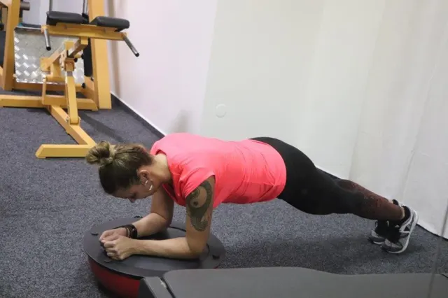 Plank na balanční podložce
